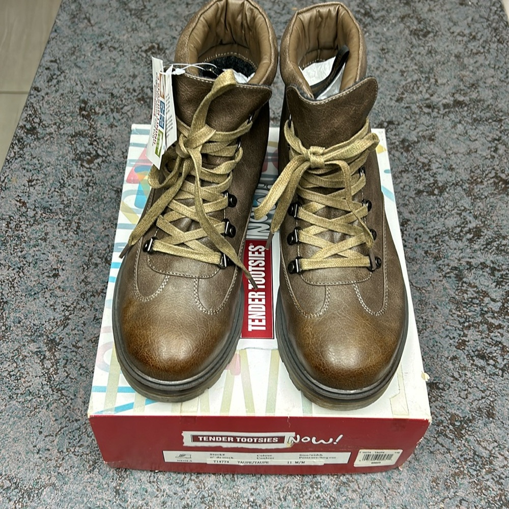 NWT Ladies Tender Tootsie Boots, Size 11